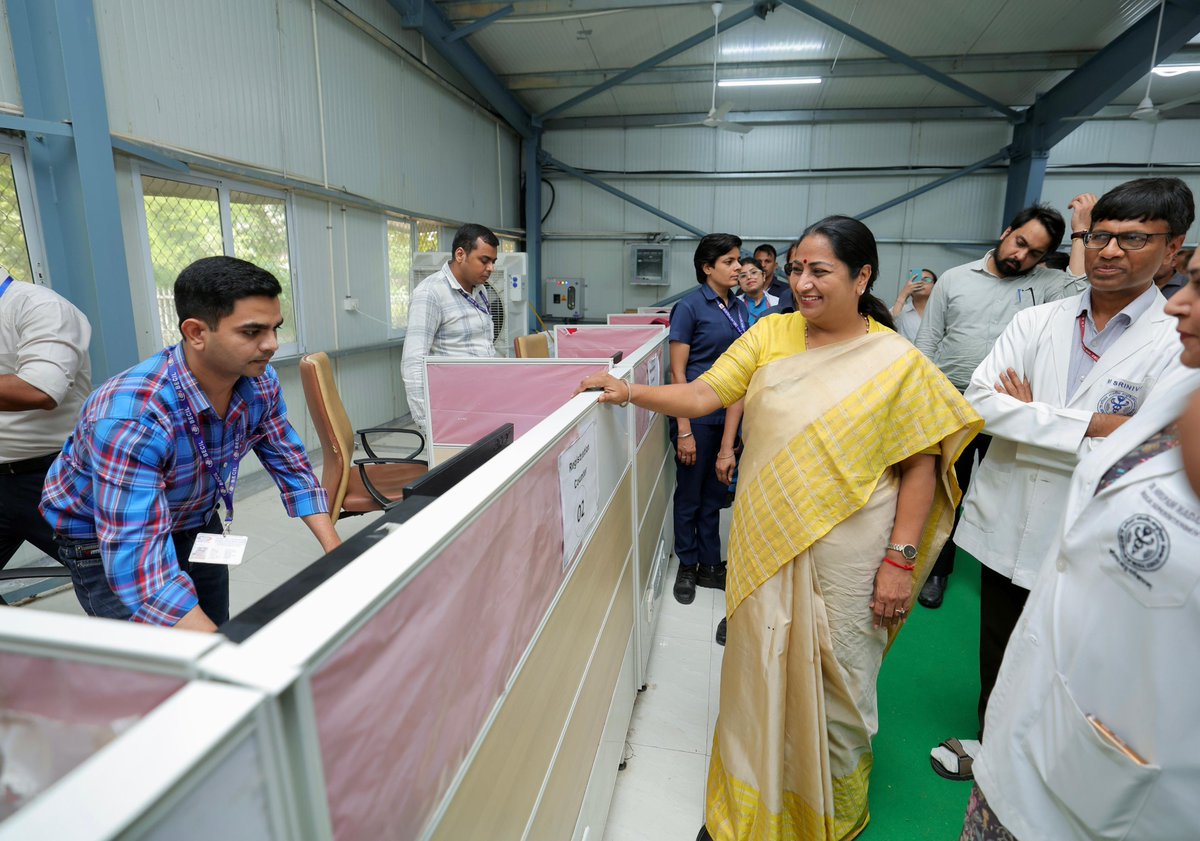 gupta_rekha's tweet image. दिल्ली एम्स में आयोजित “स्वस्थ नारी, सशक्त परिवार” अभियान में सम्मिलित होकर नारी शक्ति से संवाद करने का अवसर मिला।

माननीय प्रधानमंत्री श्री @narendramodi जी ने इस अभियान के माध्यम से देश की हर बेटी, बहन और मां के लिए एक अमूल्य उपहार दिया है।
17 सितंबर से 2 अक्टूबर तक दिल्ली सहित…