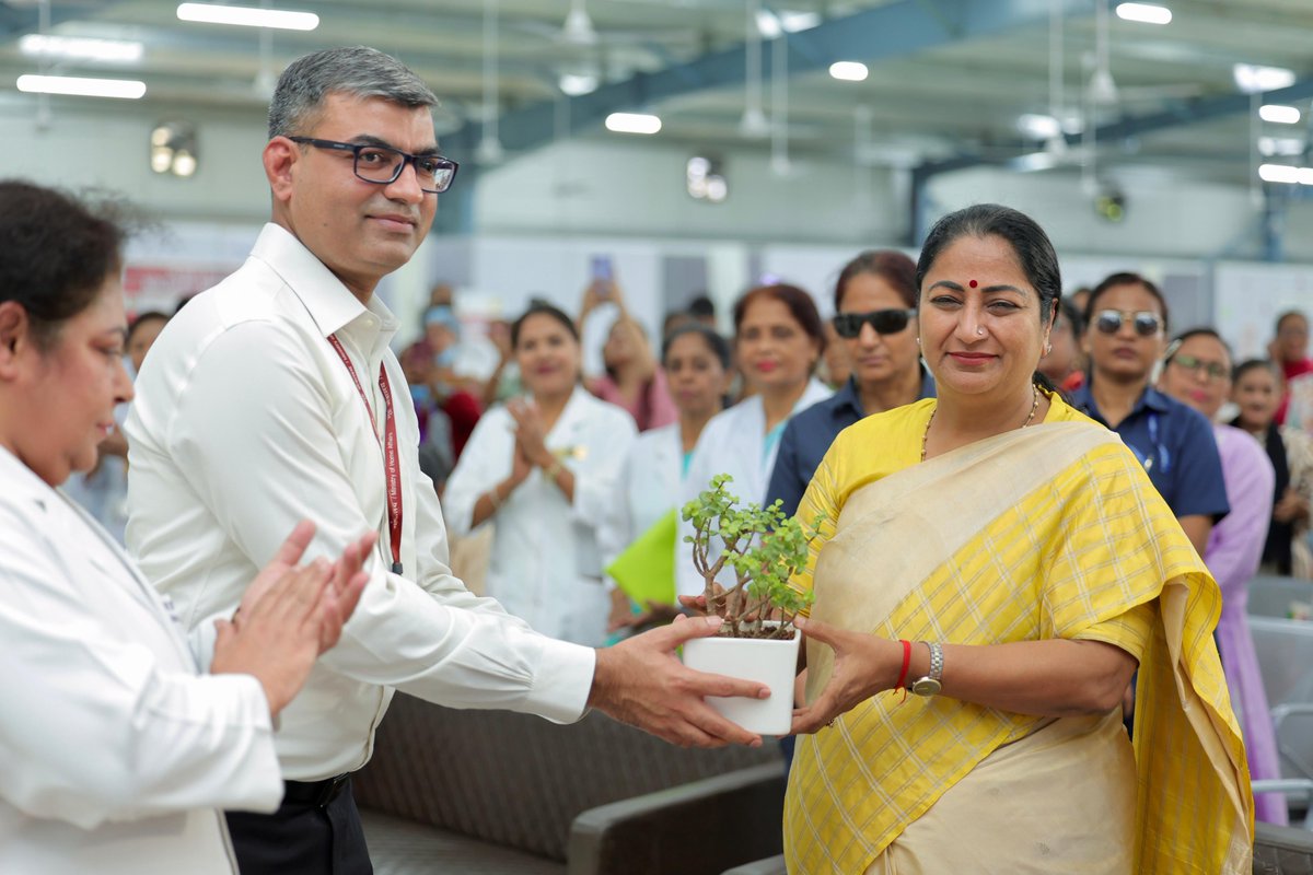 gupta_rekha's tweet image. दिल्ली एम्स में आयोजित “स्वस्थ नारी, सशक्त परिवार” अभियान में सम्मिलित होकर नारी शक्ति से संवाद करने का अवसर मिला।

माननीय प्रधानमंत्री श्री @narendramodi जी ने इस अभियान के माध्यम से देश की हर बेटी, बहन और मां के लिए एक अमूल्य उपहार दिया है।
17 सितंबर से 2 अक्टूबर तक दिल्ली सहित…