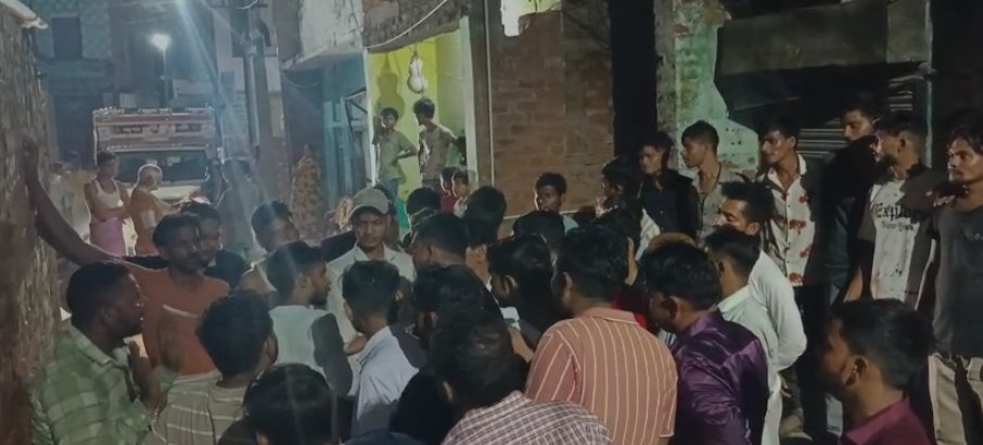 bstvlive's tweet image. जालौन: मामूली बात को लेकर दो पक्षों में विवाद

➡दो पक्षों में जमकर मारपीट, वीडियो वायरल
➡पुलिस वायरल विडियो की जांच में जुटी 
➡कोंच कोतवाली क्षेत्र के मालवीय नगर का मामला 

#JalaunNews #UPCrime #GroupFight @jalaunpolice