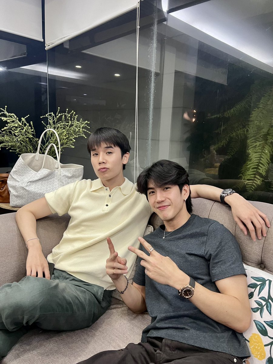 ขอ 1 ประโยคให้รูปนี้ ตัวอย่างเช่น "พี่เค้าขี้หวงจังอะ " 

#MyMagicProphecyEP9