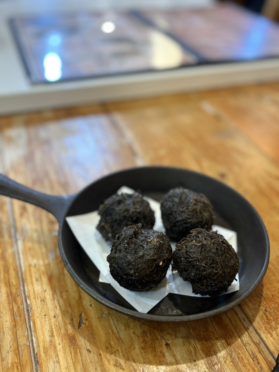 石垣の居酒屋！これ何？思ったら
もずくの天ぷらやった！
私が思ってたんとちゃう🤣
食べたらめちゃ美味しかった😋

#石垣島居酒屋