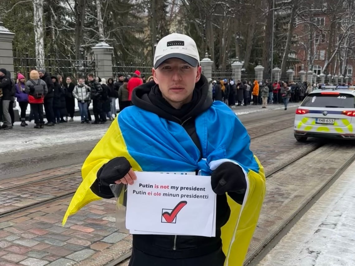 mediazzzona's tweet image. Бежавшему от мобилизации россиянину отказали в убежище в Финляндии — власти сочли недоказанным, что ему грозит опасность при возвращении на родину. Он донатил ФБК и участвовал в митингах

zona.media/news/2025/09/2…

Роман Голиков на акции «Полдень против Путина» в Финляндии