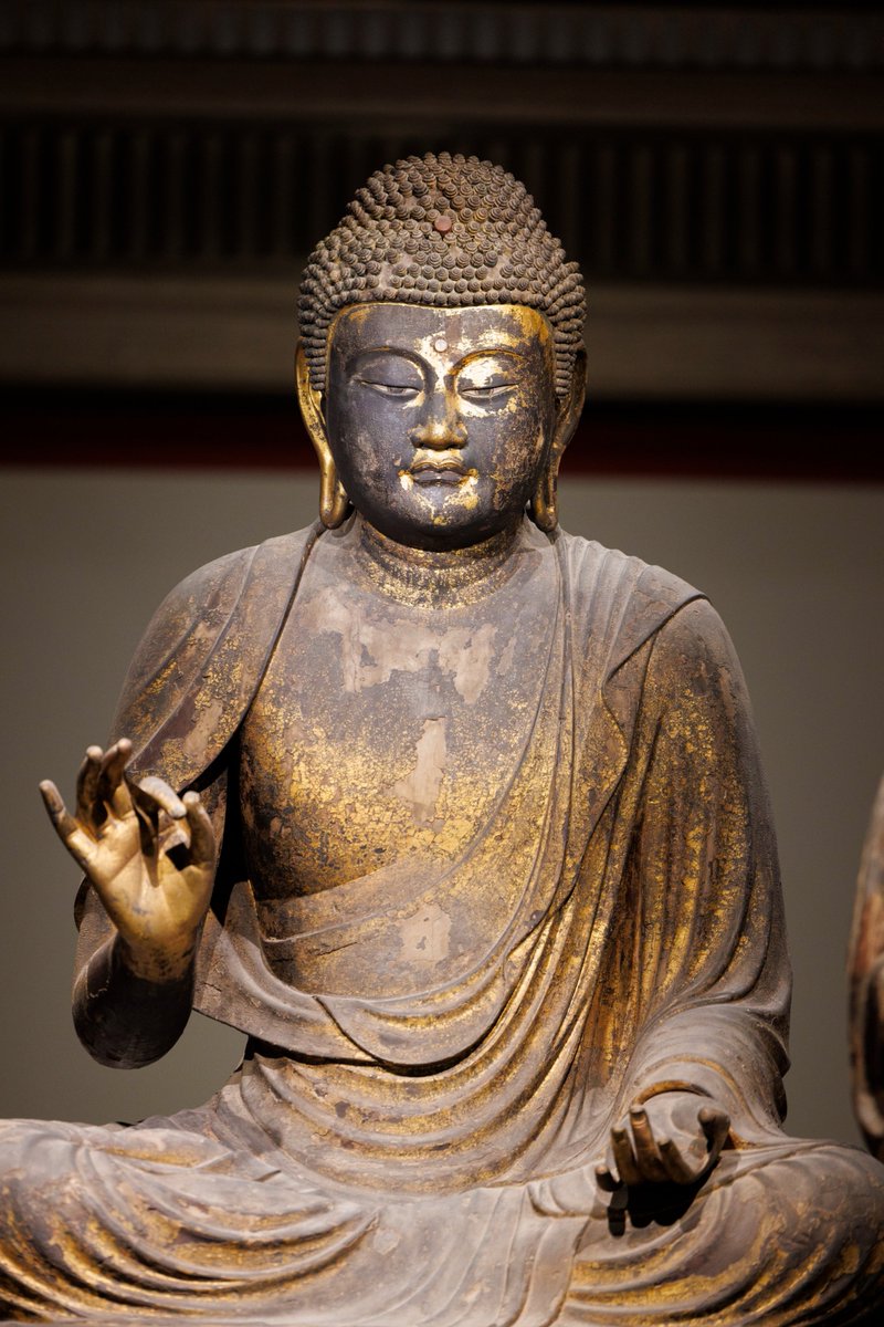 運慶展こだわり展示ポイント ① 弥勒如来坐像はあえて光背なし！ 360度