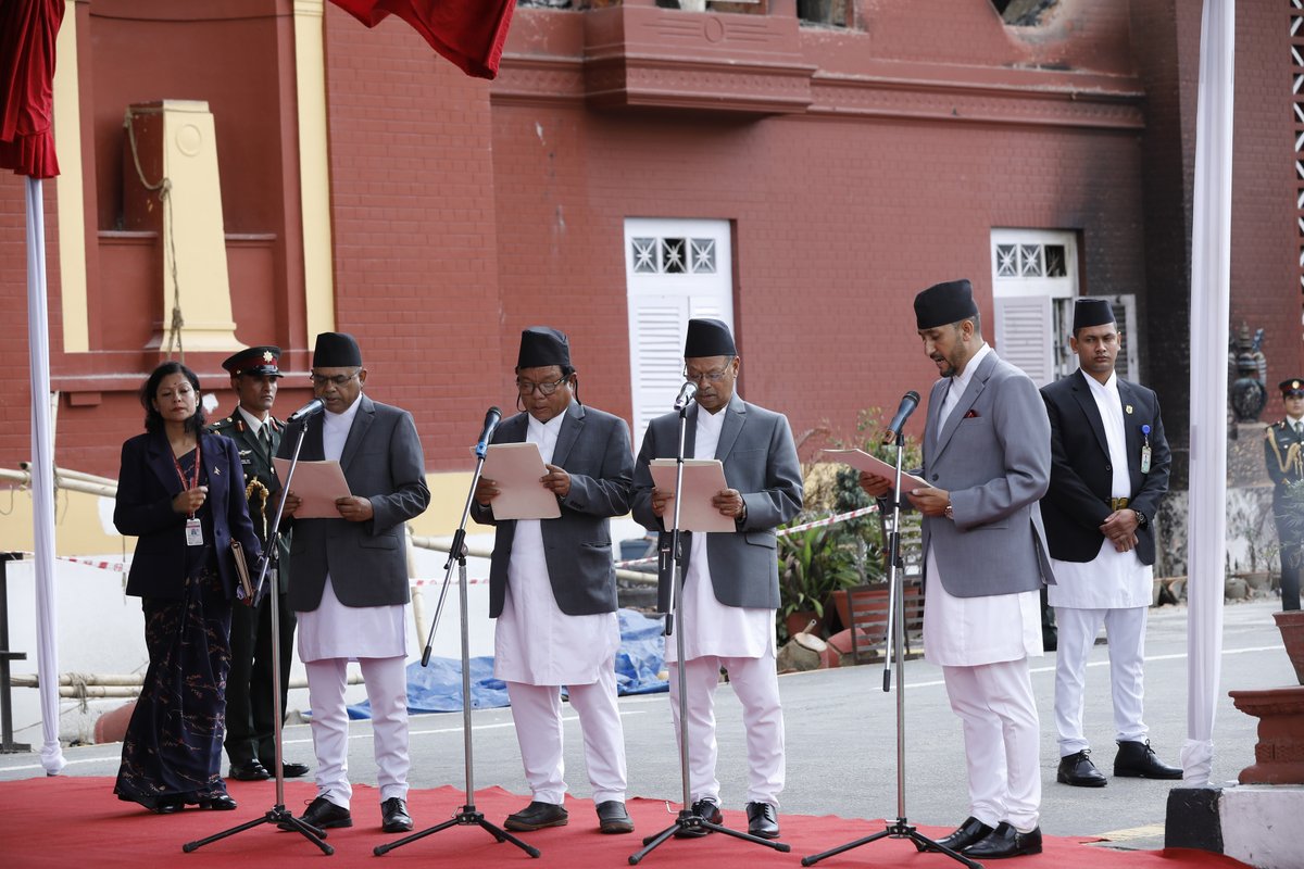 makalukhabar's tweet image. अन्तरिम सकारका नव नियुक्त चार मन्त्रीले लिए शपथ
#makalukhabar #mantri #sapath