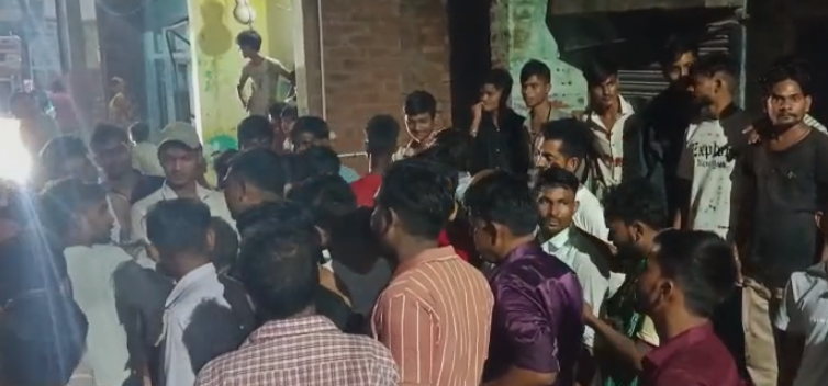 bstvlive's tweet image. जालौन: मामूली बात को लेकर दो पक्षों में विवाद

➡दो पक्षों में जमकर मारपीट, वीडियो वायरल
➡पुलिस वायरल विडियो की जांच में जुटी 
➡कोंच कोतवाली क्षेत्र के मालवीय नगर का मामला 

#JalaunNews #UPCrime #GroupFight @jalaunpolice