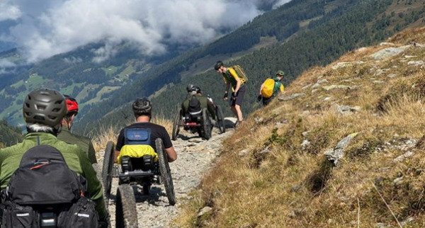 Flirten met de zwaartekracht: TransAlp Handbiketocht 2025. Adembenemend mooi Offroad! handbiken.nl/main.php?mode=…