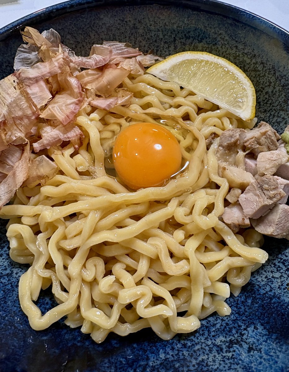 近所の製麺所の麺でTKM。調味料さえ揃えれば簡単すぎるし幼児たちにも刺さっていて良かった