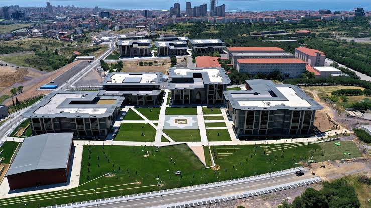 Uzun süredir ara verdiğimiz Üniversitedeki hocalık yaşamına bu gün yeniden başladık. 

Üniversitelerimiz insan oğlunun dünyadaki yaşamını etkin bir şekilde sürdürmesini sağlayacak mesleki donanımını ve zihinsel iyi olma halini geliştirmenin yanında moral ve motivasyonu diri tutan