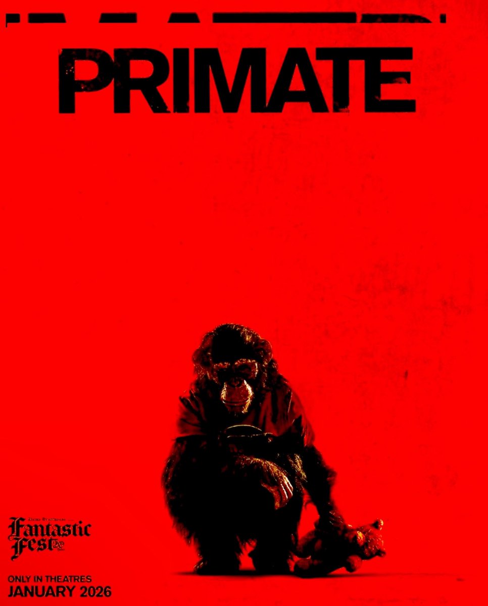 enbocacinefago's tweet image. OJO. Póster oficial de #Primate, la nueva película dirigida por Johannes Roberts, el de A 47 metros (2017) o Resident Evil: Bienvenidos a Raccoon City (2021), que llega a los cines el 9 de enero de 2026.

Tras regresar de la universidad, Lucy se reúne con su familia, incluido el…