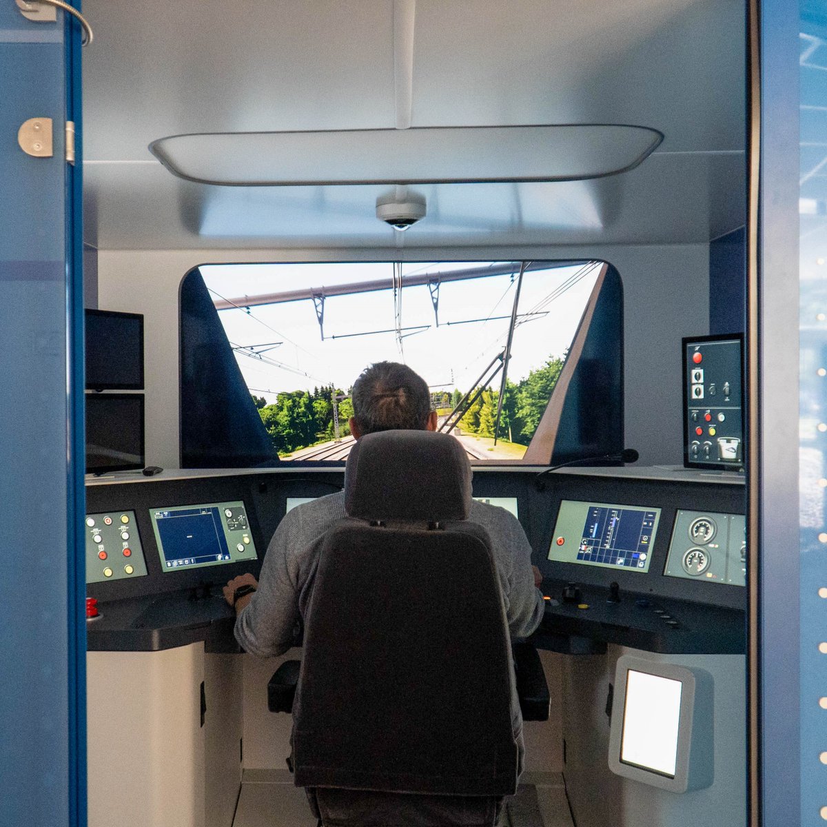 TERBreizhGo's tweet image. 🚆 THREAD – Conduire un TER, ça ne s’improvise pas !
 
Spoiler : non, il ne suffit pas de tourner une clé et d’appuyer sur “start” 🤣
 
👉 Au Campus Traction de #Rennes, la formation dure 10 mois.

Une vraie école de rigueur, avec ses secrets qu’on vous dévoile ici 👇