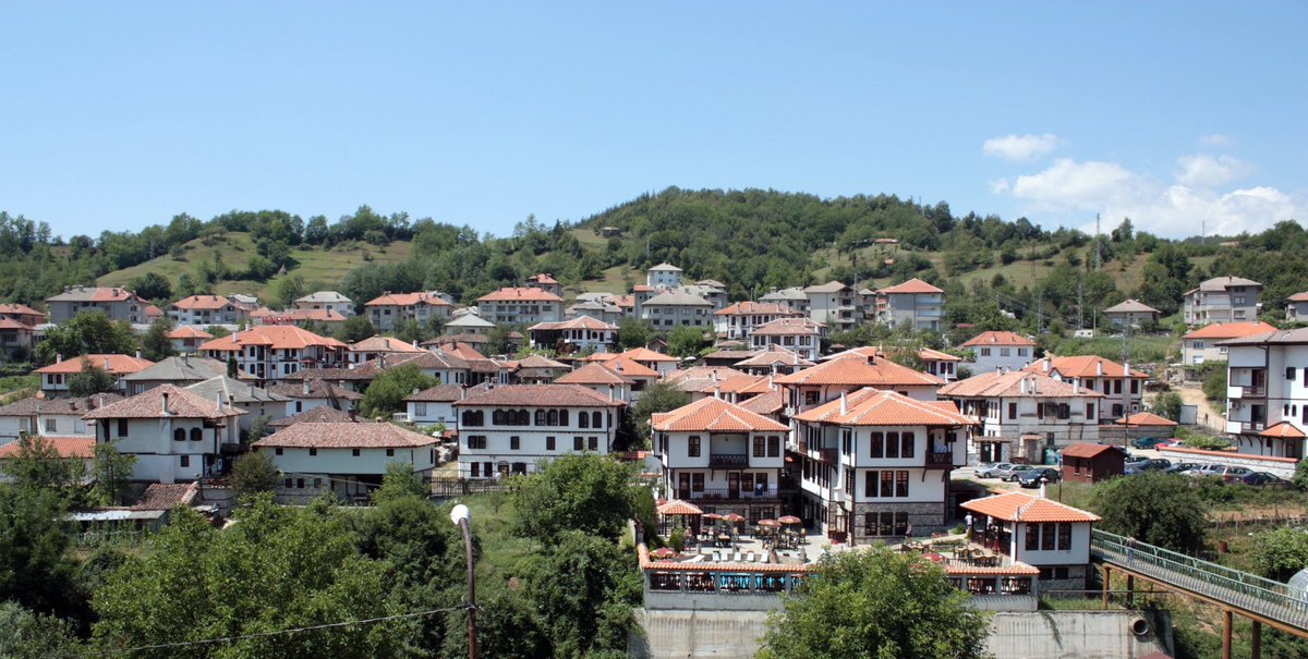 BGTurkleri's tweet photo. Rodopların incisi Darıdere (Zlatograd), Pomak Müslümanların kültürüyle yoğrulmuş bir beldedir. Yüzyıllardır Türkçe, İslam ve gelenek burada iç içe yaşar. Darıdere, Balkanlarda kimliğini koruyanların sembol şehirlerinden biridir. 🇹🇷🌙
#Darıdere #Zlatograd #Pomaklar #Rodoplar https://t.co/upisu9QFzo