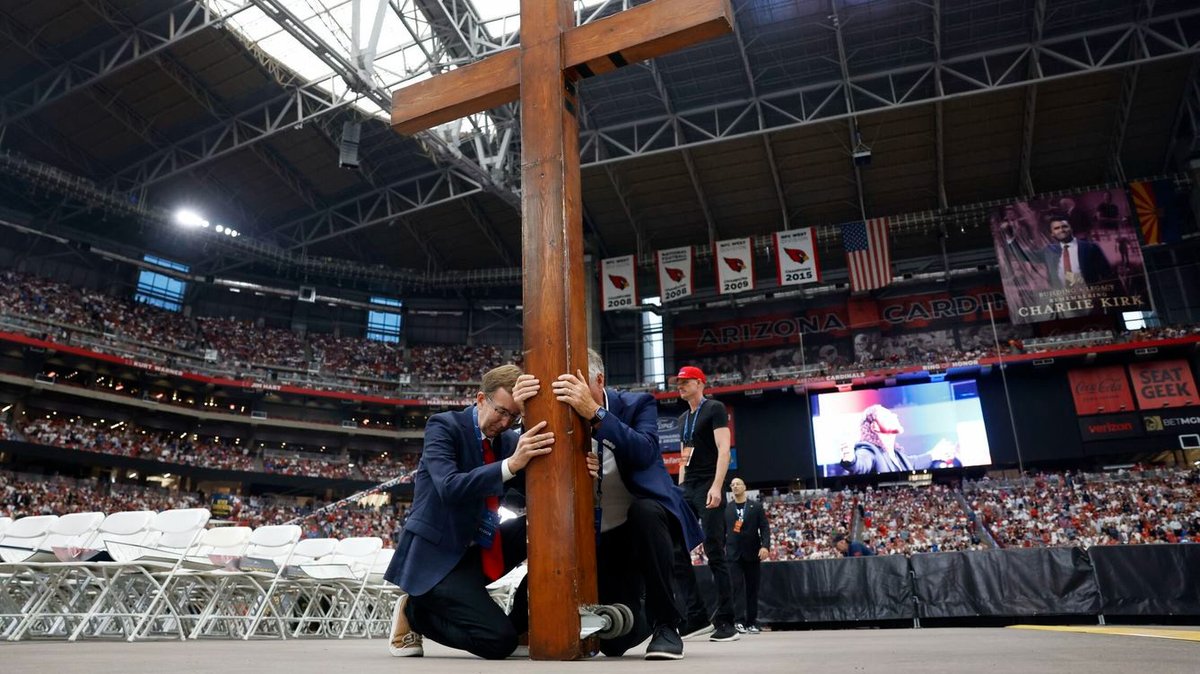 caminantes21's tweet image. Y luego se pusieron unas capuchas blancas...