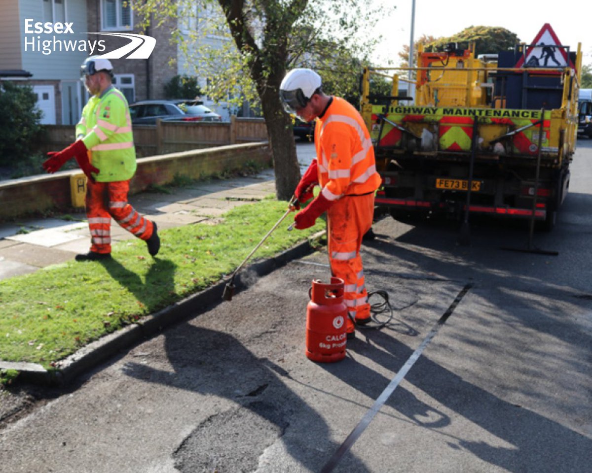 essexhighways's tweet image. 🚧 Over the past year, Essex Highways has been using Roadmender — a fast, cost-effective &amp;amp; eco-friendly way to fix shallow potholes.

♻️ Made partly from recycled lorry tyres, it cuts carbon by up to 85%!

🛣️ Nearly 14,000m² repaired — that’s 2 Wembley pitches!

#RecycleWeek