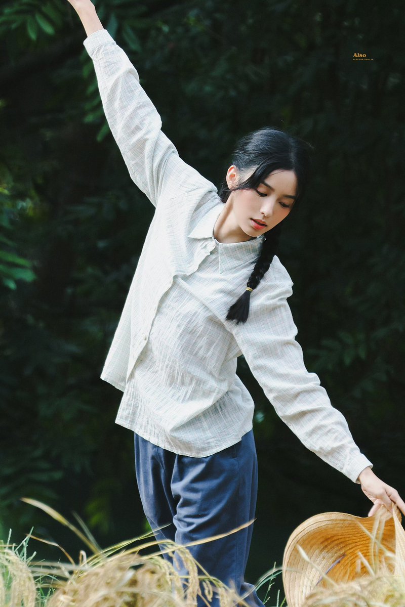 女子 专注 的 盯着 屏幕