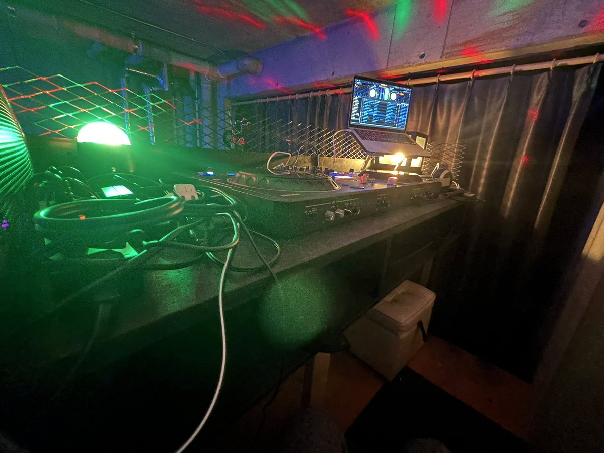 ガレージにDJブースと階段作ってみた🪚