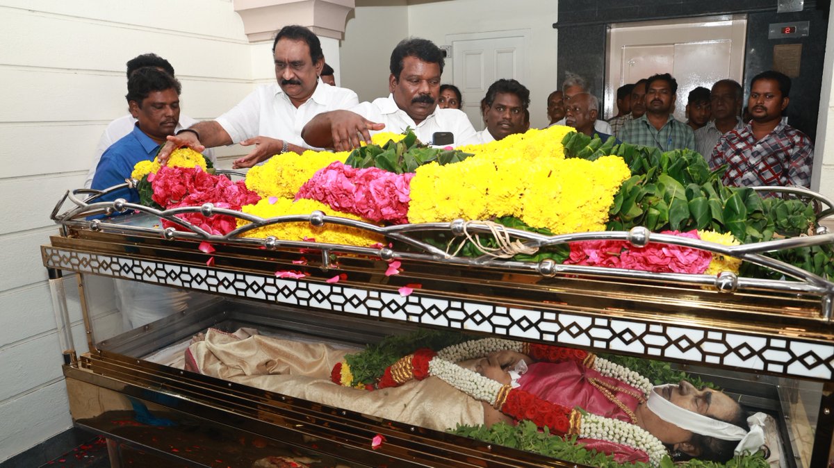 ‘நடிகவேள்’ எம்.ஆர். ராதா அவர்களின் மனைவி திருமதி கீதா ராதா அவர்களின் மறைவையொட்டி, தமிழ்நாடு காங்கிரஸ் கமிட்டி தலைவர் திரு. கு. செல்வப்பெருந்தகை MLA அவர்கள் நேரில் சென்று அஞ்சலி செலுத்தி, அவரது மகள் திருமதி ராதிகா, திரு. சரத்குமார் மற்றும் அவர்களின் குடும்பத்தினருக்கு ஆறுதல்