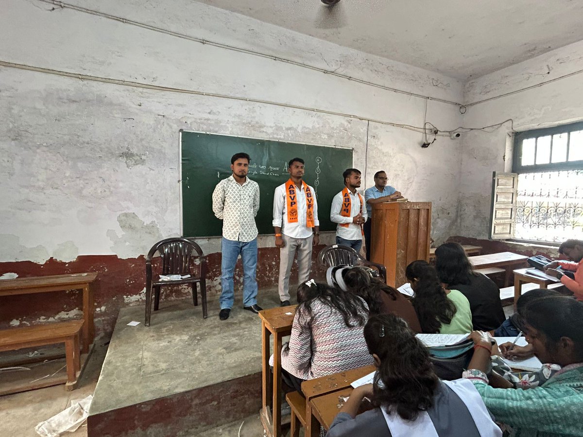 Amitmani333's tweet photo. अभाविप देवरिया जिले के कार्यकर्ताओं द्वारा महाविद्यालय सदस्यता अभियान के क्रम में आज सोमवार के दिन संत विनोबा पीजी कॉलेज मे सैकड़ो छात्र-छात्राओं की सदस्यता कराई गई। 
#JoinAbvp2025
#abvp_deoria 
#abvp_goraksh https://t.co/MMhPi3Z5yl