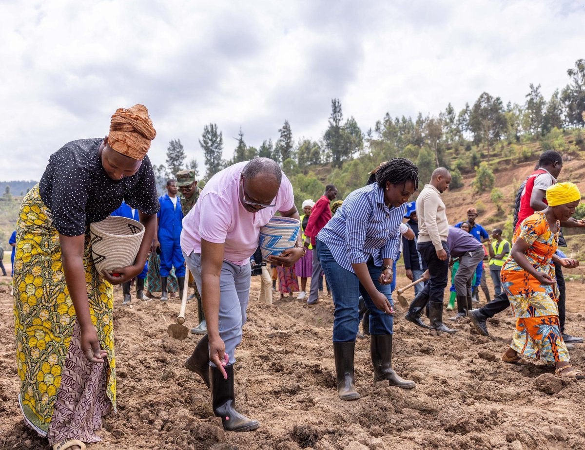 PrimatureRwanda's tweet photo. Uyu munsi, Minisitiri w’Intebe Dr. Nsengiyumva yatangiye uruzinduko rw’iminsi ibiri mu Ntara y’Amajyepfo, aho yahereye ku gikorwa cyo gutangiza ku mugaragaro igihembwe cy’ihinga cya 2026A mu gishanga cy'Urwonjya, giherereye mu Murenge wa Nyagisozi mu Karere ka Nyaruguru. https://t.co/G7opYVmH4W