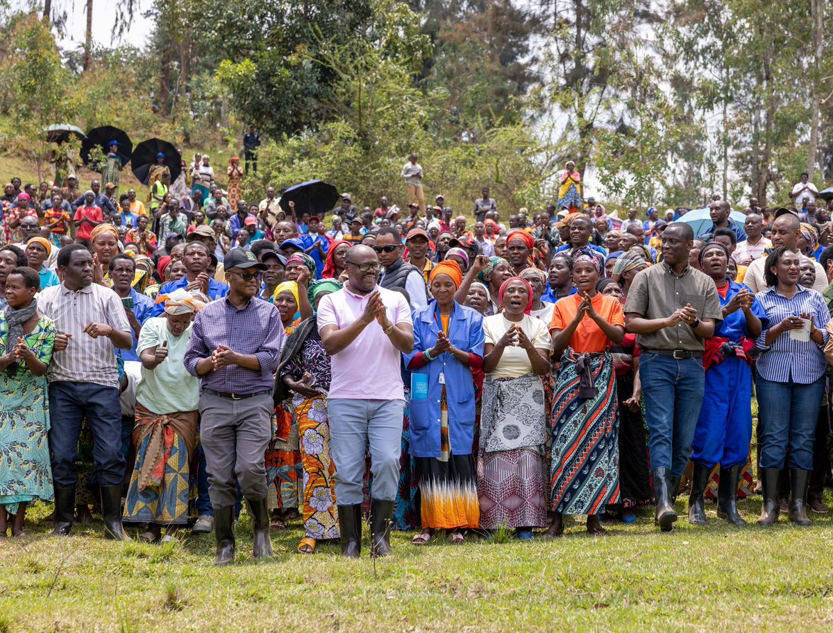 PrimatureRwanda's tweet photo. Uyu munsi, Minisitiri w’Intebe Dr. Nsengiyumva yatangiye uruzinduko rw’iminsi ibiri mu Ntara y’Amajyepfo, aho yahereye ku gikorwa cyo gutangiza ku mugaragaro igihembwe cy’ihinga cya 2026A mu gishanga cy'Urwonjya, giherereye mu Murenge wa Nyagisozi mu Karere ka Nyaruguru. https://t.co/G7opYVmH4W