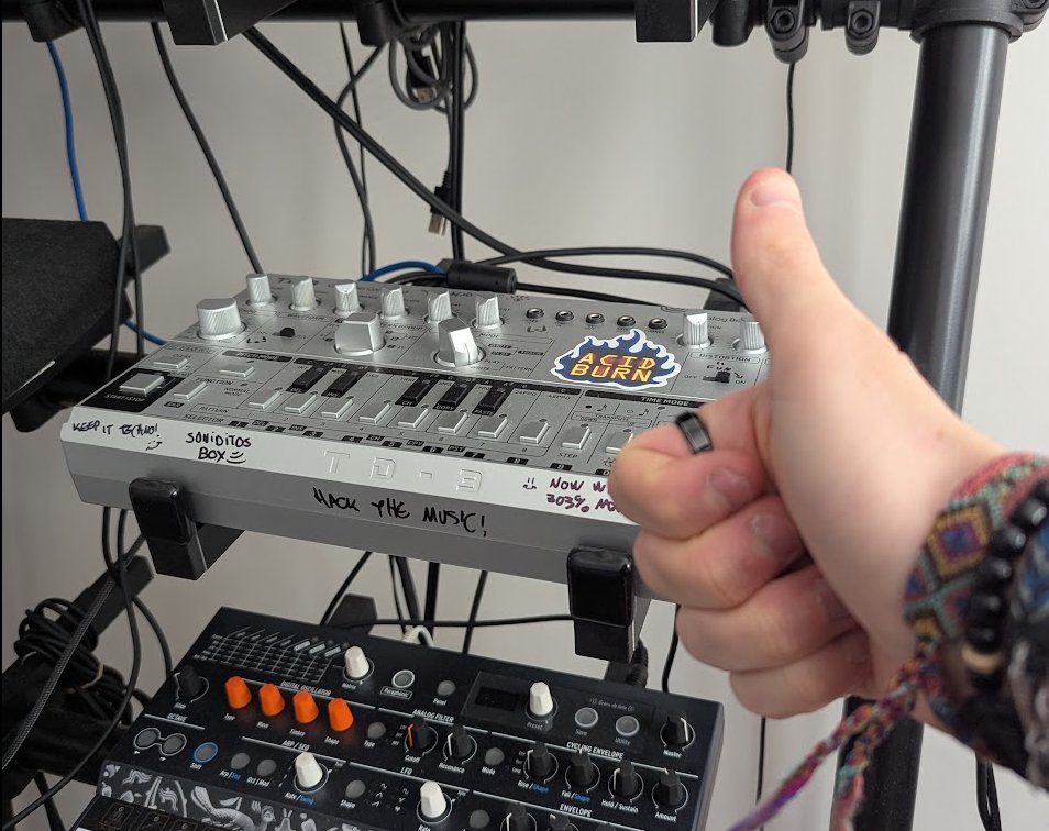 ¿Oléis eso? ¡Huele a que es semana de RootedVLC!
Nos vemos este viernes en la Ciutat de les Arts i les Ciències :^)

Estaré exponiendo de 18h a 19h el proyecto Hack the Music y cómo ciertas técnicas de hacking pueden ser usadas (in)directamente para hacer música :)