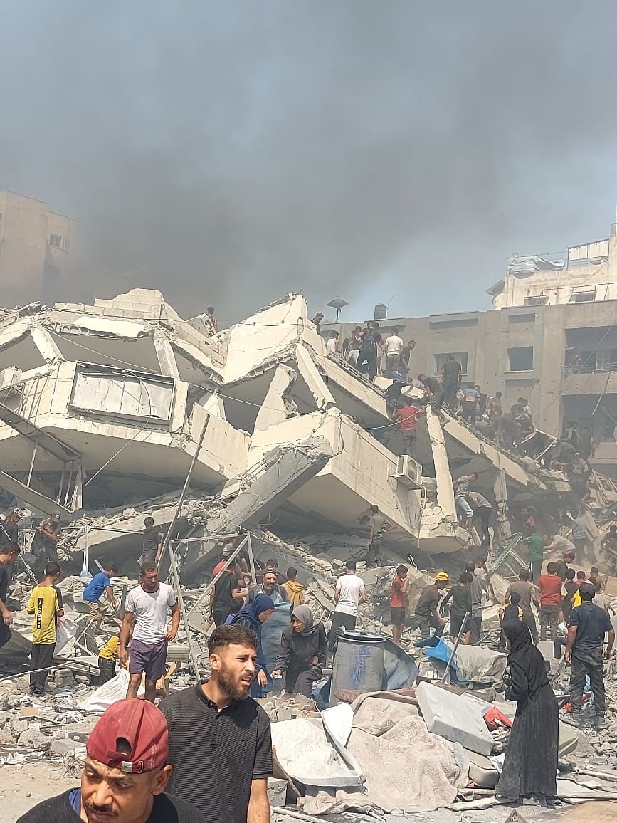 El genocidi israelià de #Gaza al dia.
L’aviació ha destruit completament l’hospital principal de la Societat Palestina de Cures Mèdiques, al barri al-Samer, Gaza ciutat, en un dels actes per forçar la neteja ètnica.