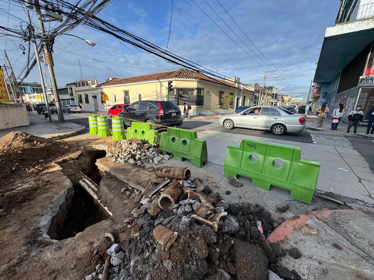 AztecaNoticiaGT's tweet photo. Durante las últimas horas se había registrado un socavamiento en la 9ª avenida y 4ª calle de la zona 1 capitalina. La Municipalidad de Guatemala ha empezado con los trabajos de reparación por lo que complicará el tránsito vehicular en el sector.

Vía: @MarcosCahuex___ https://t.co/TxqFpDSS6b