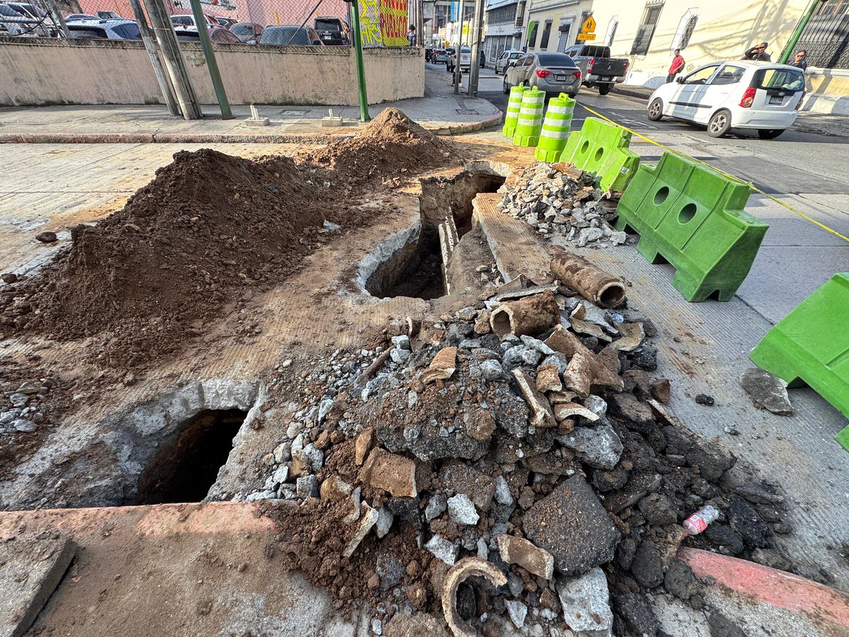 AztecaNoticiaGT's tweet photo. Durante las últimas horas se había registrado un socavamiento en la 9ª avenida y 4ª calle de la zona 1 capitalina. La Municipalidad de Guatemala ha empezado con los trabajos de reparación por lo que complicará el tránsito vehicular en el sector.

Vía: @MarcosCahuex___ https://t.co/TxqFpDSS6b