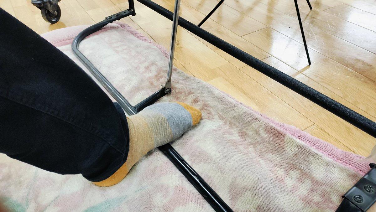 【足ツボ】
うちのヴィブラフォンはペダル部分が金属パイプになっています。最初は踏むのが痛いですが、慣れてくると良い感じに足ツボマッサージとして応用できます。しかしのんびりしている暇はないのです、明日は金打発表会…！！