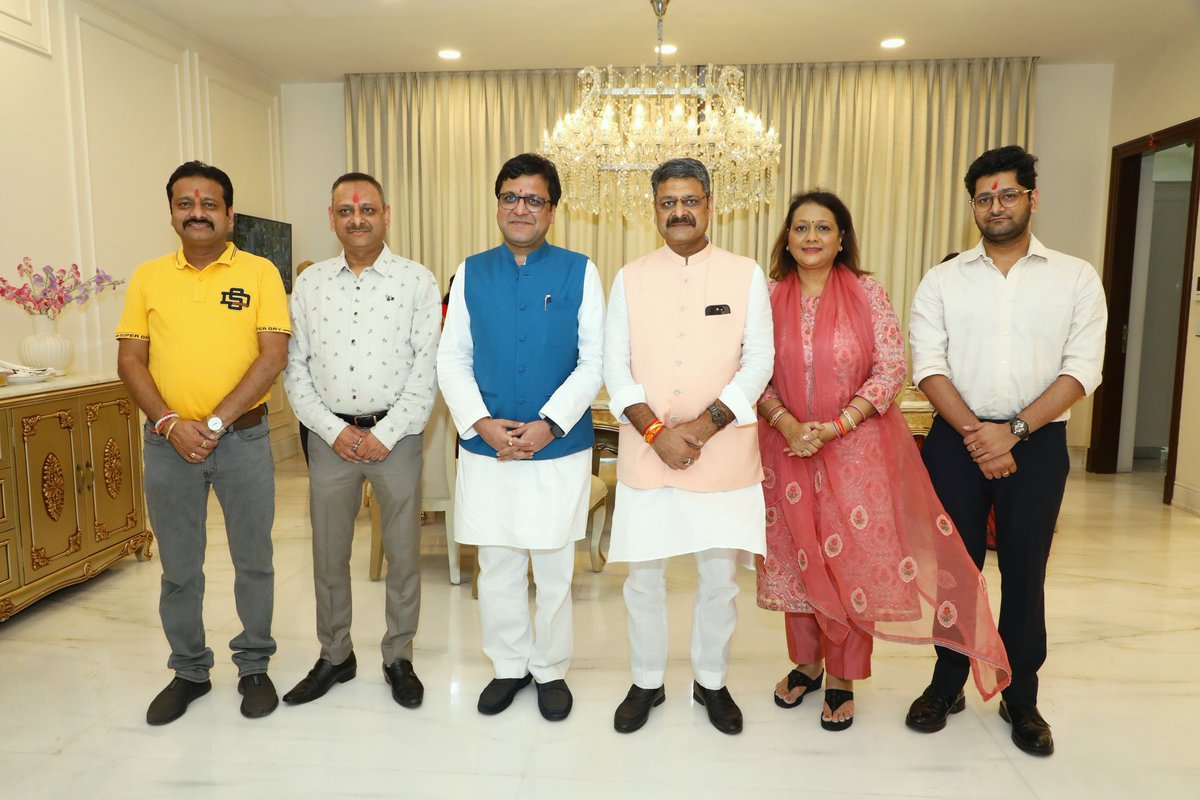 nitinagarwal_n's tweet photo. आज माननीय विधायक मुरादाबाद नगर श्री रितेश कुमार गुप्ता जी के आवास पहुंचकर उनके परिवार एवं प्रबुद्धजनों से आत्मीय भेंट की।

@MLARiteshKGupta https://t.co/G3G4DVfSng