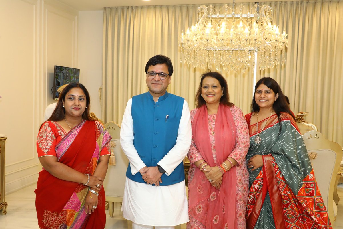 nitinagarwal_n's tweet photo. आज माननीय विधायक मुरादाबाद नगर श्री रितेश कुमार गुप्ता जी के आवास पहुंचकर उनके परिवार एवं प्रबुद्धजनों से आत्मीय भेंट की।

@MLARiteshKGupta https://t.co/G3G4DVfSng