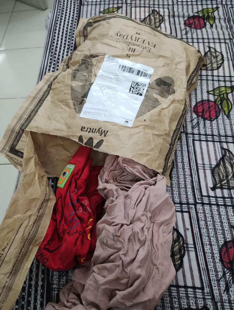 thathastu_'s tweet photo. @myntra @MyntraSupport 
I have placed order recently on Myntra vide Order ID # 131022587960230081203
And then today one of the order was delivered and when I opened the packet I received old clothes like garbage in side the packet. This really frustrating https://t.co/pwJFStTfFD
