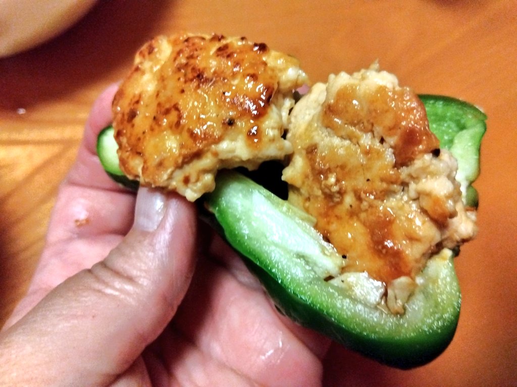 今日の晩ごはん

ざるそば
ピーマンつくね
ツナきゅうり

孤独のグルメで見た、つくねをめちゃくちゃ冷やしたパリパリ生ピーマンにのせて食べるやつ〜。
おいしー！！