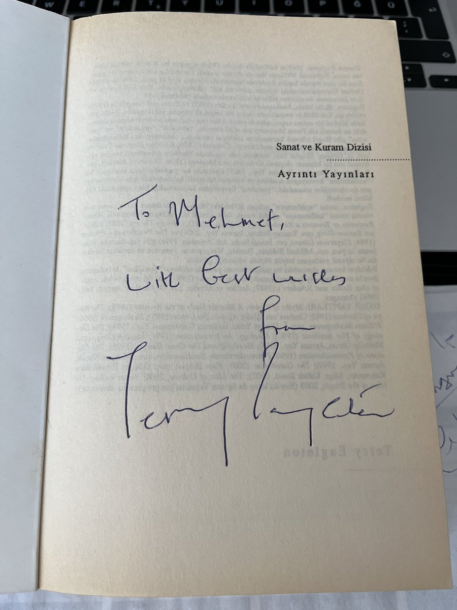Sürekli döndüğümüz kitaplar vardır. Eagleton’ın bu kitabı da öyle. Bir ders için yeniden dönünce imzasını da görmek güzel duygulara vesile oldu.