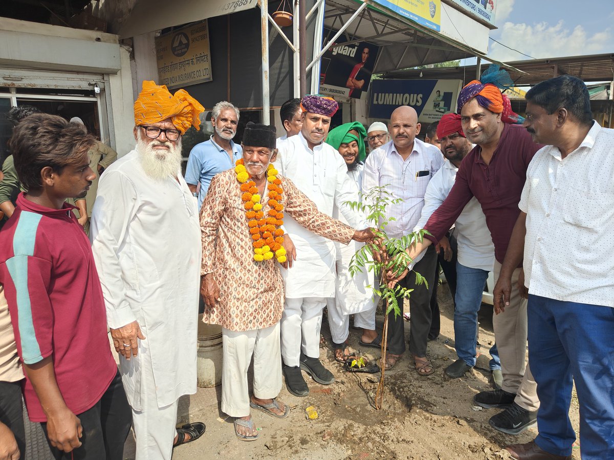 सेवा पखवाड़ा कार्यक्रम के अंतर्गत यशस्वी प्रधानमंत्री श्री नरेन्द्र मोदी जी के “एक पेड़ माँ के नाम” अभियान के तहत आज नसीराबाद शहर में वृक्षारोपण कार्यक्रम आयोजित हुआ।
इस अवसर पर भाजपा अल्पसंख्यक मोर्चा प्रदेश अध्यक्ष  हमीद खान मेवाती ने अल्पसंख्यक मोर्चा के कार्यकर्ताओं के साथ