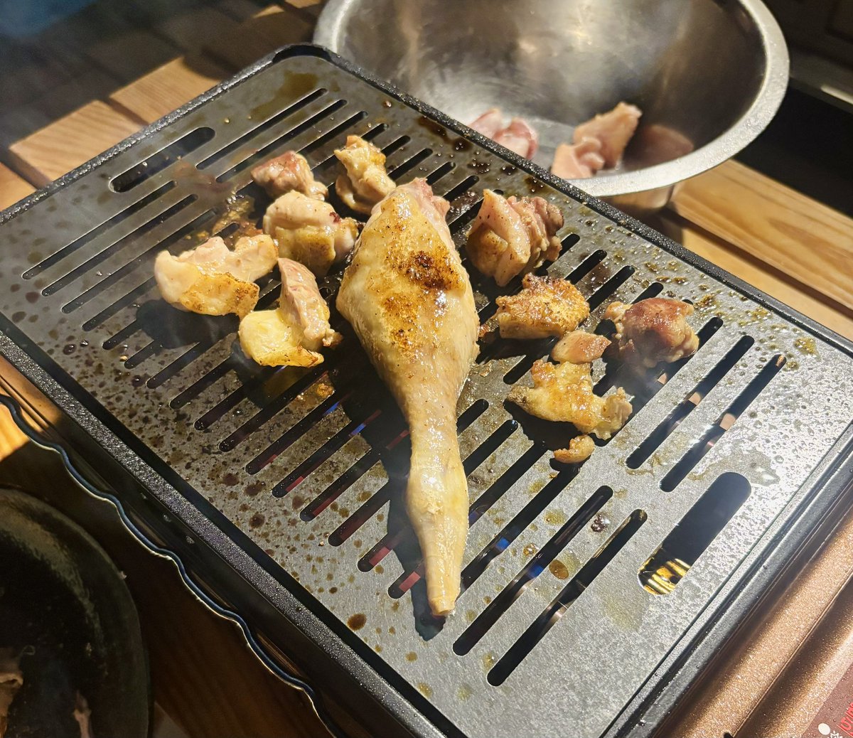 6junjunjun5's tweet photo. 親鶏（ひね鶏）ゲッチュ！
解体するん疲れた笑
でも国産の親鶏が一羽800g378円は破格。てなわけでリピ確！
解体後のガラもダシ用でとってあるからマジで得しかない！
んなわけはなく手間は掛かる笑

#親鶏
#ひね鶏
#ワイルドターキー
#黒瀬スパイス￼ https://t.co/OM6t8deQG8