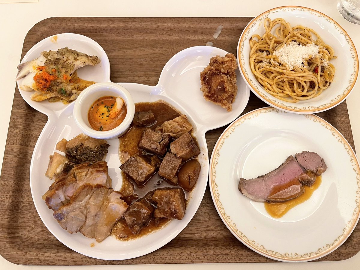 シャーウッドガーデンのビュッフェランチ。

朝から何も食べずに行ったので、男子高校生みたいな食べ方をしてしまった。

茶色オンリー…🍖

そして、帰宅した今胃もたれ。
この辺はしっかりおっさん。