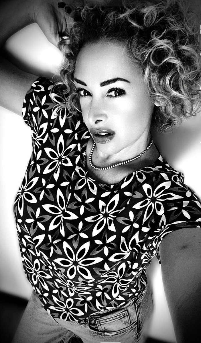 S3r3n4Wolf's tweet image. Tutto ha una data di scadenza ,anche le persone .La loro scadenza sta nelle promesse infrante,nelle delusioni,e nella pochezza dei fatti.