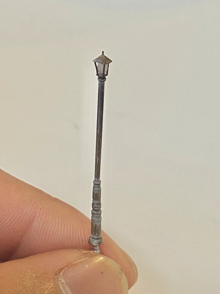 #俺のプラ棒
2ミリの丸棒をリューターにくわえさせて削るだけで、街灯ができます。