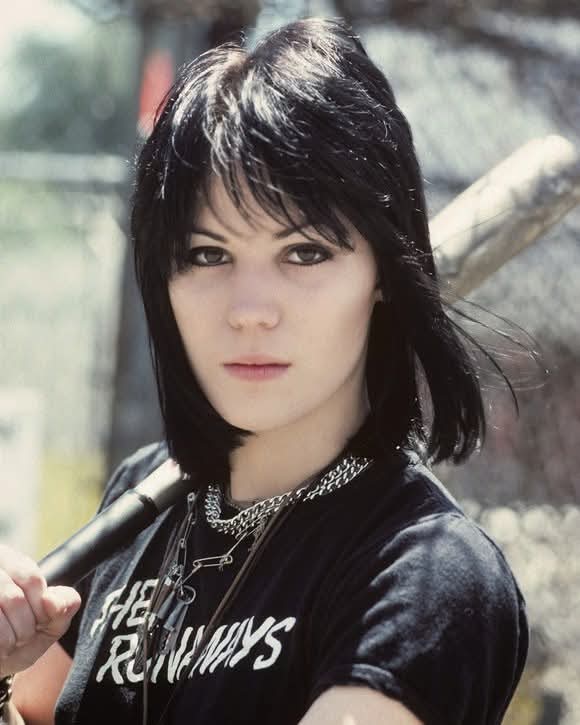Happy Birthday!🎶🎸
JOAN JETT🍻
Born September 22, 1958 
singer, songwriter, guitarist, businesswoman, and actress. Often referred to as the "Godmother of Punk", she is regarded as a rock icon and an influential figure in popular rock music.