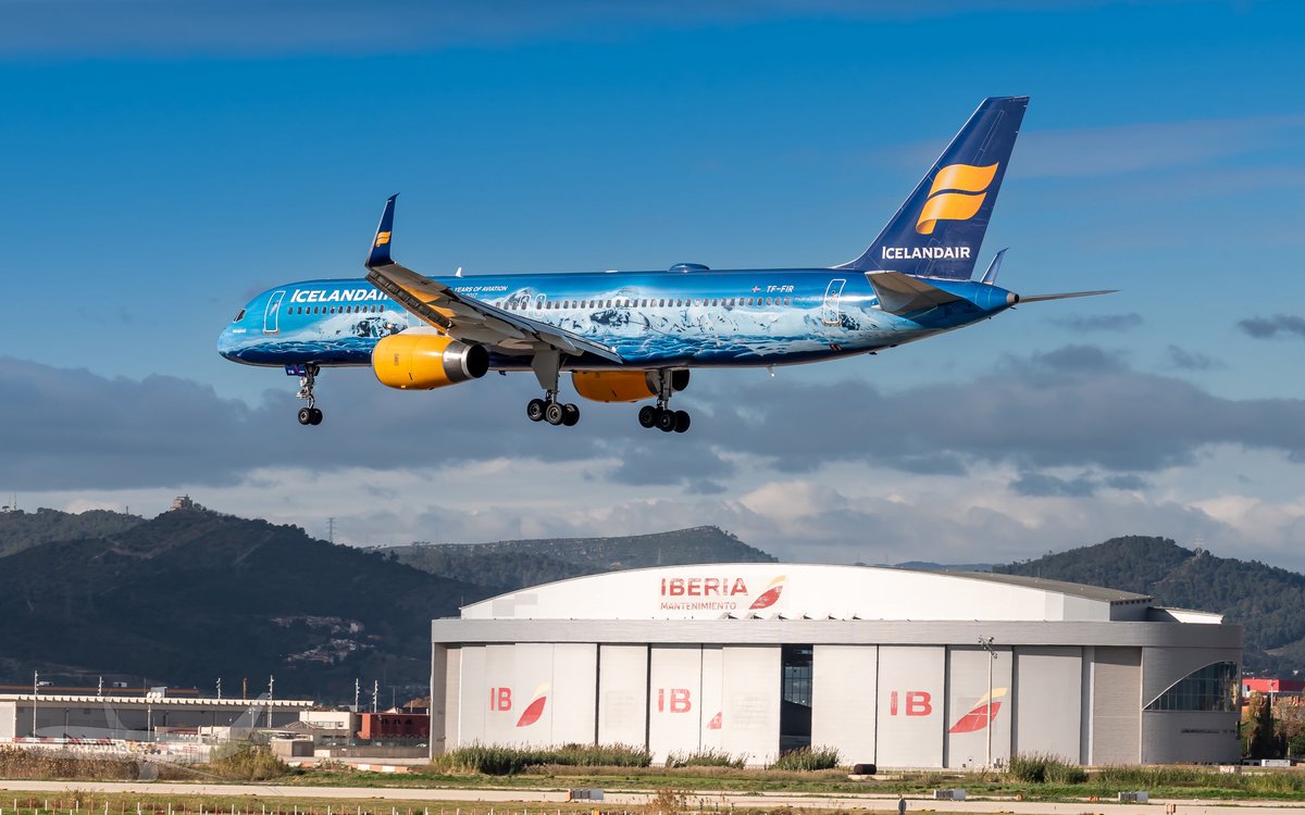 Avianka737's tweet photo. KEF-MCI: The last flight of Vatnajökull, Boeing 757 of @Icelandair 80 years of aviation livery 
I was lucky to catch this beautiful airplane in Barcelona.
#boeing #aviation #icelandair https://t.co/57HlMmlw5M