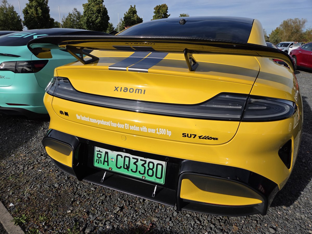 Schaut euch die Vorderansicht vom Xiaomi SU7 Ultra genau an, denn lange werdet ihr die nicht sehen. Das Heck wird man öfters sehen 😂
1500PS und Rekrodhalter auf dem Nürburgring.