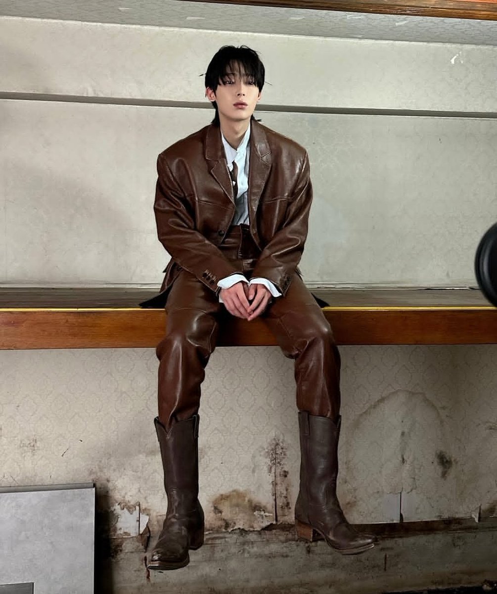 FashionistD's tweet photo. #SUNOO of #ENHYPEN looks shockingly good in a #PRADA suit ❤️‍🔥✨ https://t.co/00HQAZnRMN