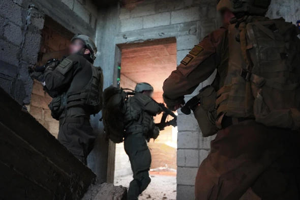 IDFsoldiergirl's tweet image. The 98th Division (paratroopers) is in the area of #GazaCity &amp;amp; removing terrorists. Troops identified a terrorist squad nearby in a manner that posed a threat; in closing the circle, they targeted an Air Force aircraft &amp;amp; took them out. #IDFHeroes #Israel #IDF #Gaza #FinishTheJob