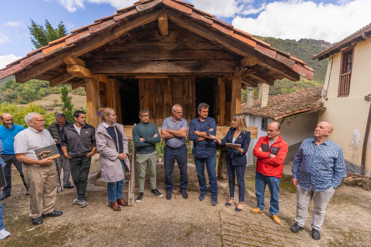CLebaniego's tweet image. Estas Jornadas han coincidido con el inicio del expediente, por parte del Ministerio de Cultura, para que los hórreos del norte de España sean declarados Manifestación Representativa del Patrimonio Cultural Inmaterial.

caminolebaniego.com/noticias/la-in…