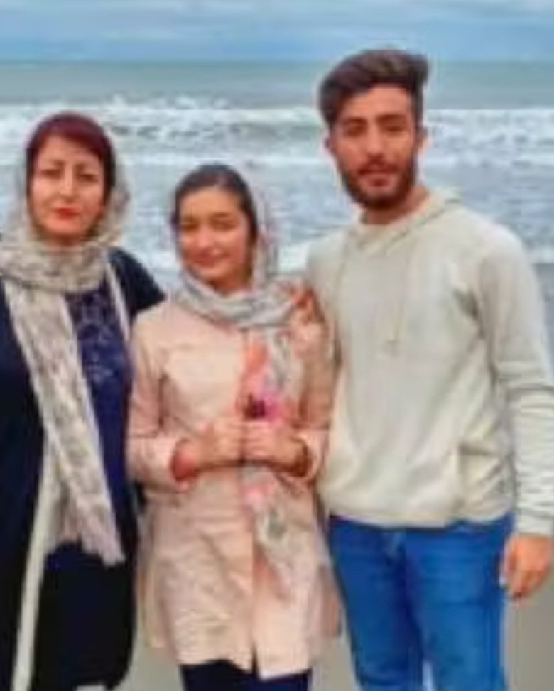 DamDami's tweet image. تو کجایی پسر؟؟؟
به برادر #سارینا_اسماعیل_زاده که فکر میکنم نفسم میگیره،
صدا نداشتی سینا جان ولی ما ظلمی که به تو  شد را هیچوقت فراموش نمی‌کنیم.