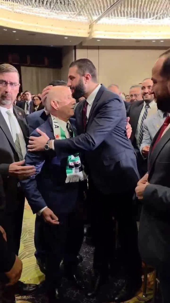 هذا الشخص يكون خالي، صفوح البرازي، بقي في المنفى ملاحقا 52 عاماً يعني بعمر نظام الأسدين، دفعت عائلته عشرات الشهداء ومن لم يقض شهيدا قضى في المنافي، لن نتحدث عن الاملاك التي نهبت وصودرت من قبل النظام الساقط، قد يختلف البعض مع أسلوبه ولكن فرحته فرحتنا وللمرة المية مبروك الحرية