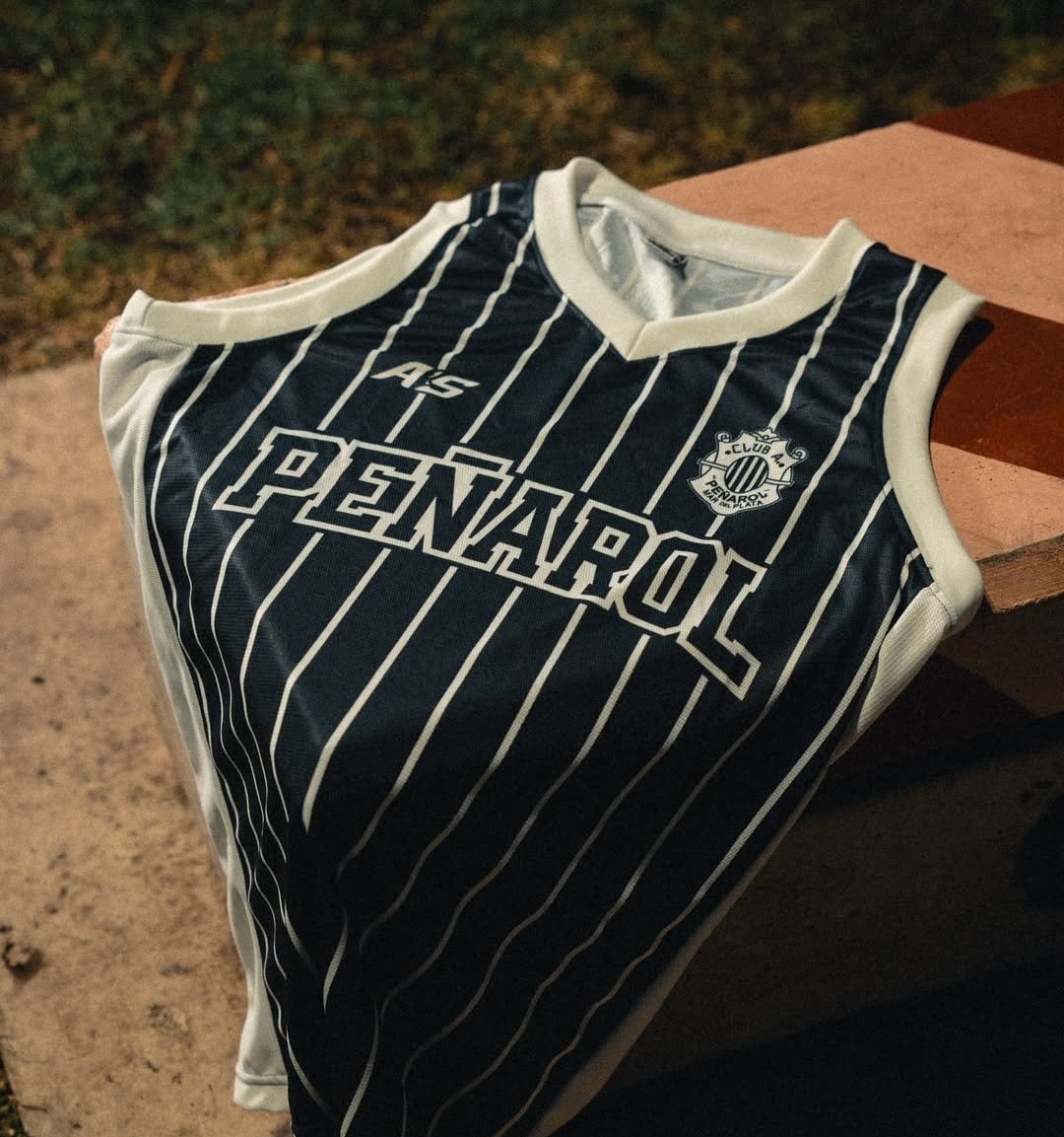 #LNB Anadolu Efes en modo milrayitas 🔵⚪️👕. Los turcos vestirán una camiseta muy similar a la histórica de Peñarol para la 2025/2026. ¿Los hinchas de Peña ya tienen equipo para la Euroliga?🤔