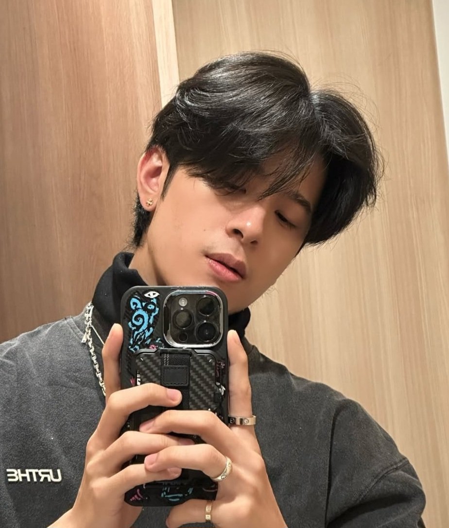 SEVEN_SIRORAT's tweet photo. ชอบนะคะ ผู้ชายไม่เซ็ทผม🫠

#XXSIVK #PorscheSivakorn https://t.co/CJb9OPG8Nb