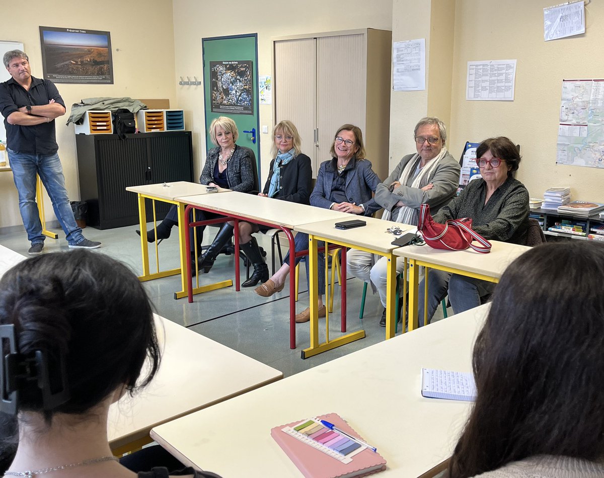 academielyon's tweet image. [Persévérance scolaire]📢 

La rectrice Anne Bisagni-Faure était lundi 22/09 au lycée Monnet-Fourneyron #SaintÉtienne pour échanger avec des jeunes en service civique alterné.
 👉 Merci aux partenaires #LigueEnseignement #Loire