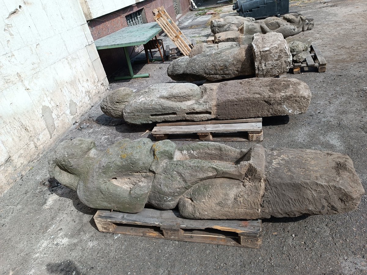 16 вересня на подвір'ї музею додались ще три статуї половецькі.

suspilne.media/dnipro/1119414…